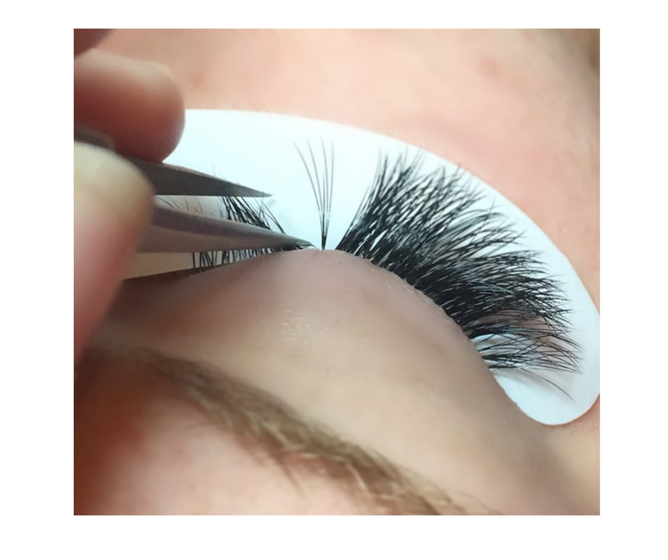 7 Best Tips to Set Up Your Eyelash Extension Room