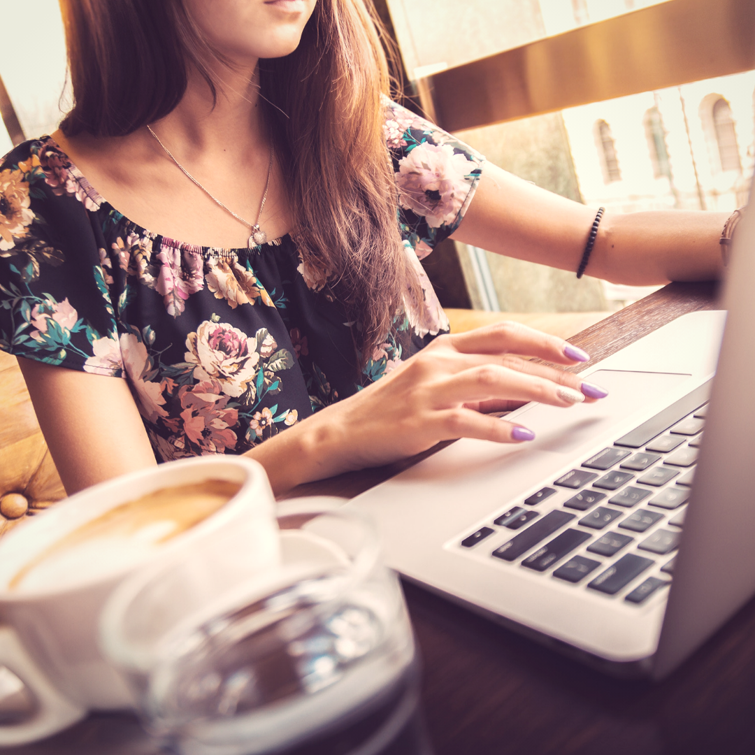 business-women-laptop-coffee