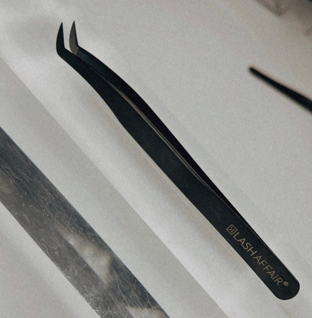 Perfect Fit ribbed matte black volume lash tweezers — detail