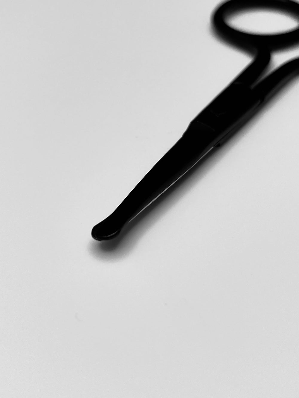 Stainless steel mini lash scissors black — detail view